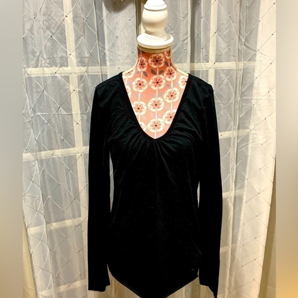 𝅺woman’s top - Picture 1 of 4